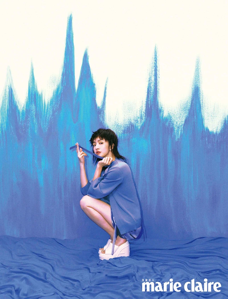 藍色高領針織衫、緞面 Baguette 造型短裙、白色厚底高跟膠鞋，all by Fendi。