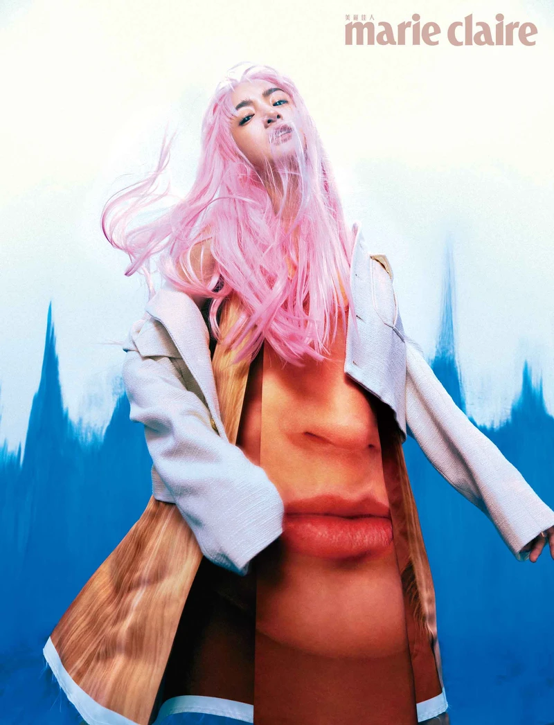 藝術人臉圖案洋裝，Loewe；米白色短外套，CELINE。