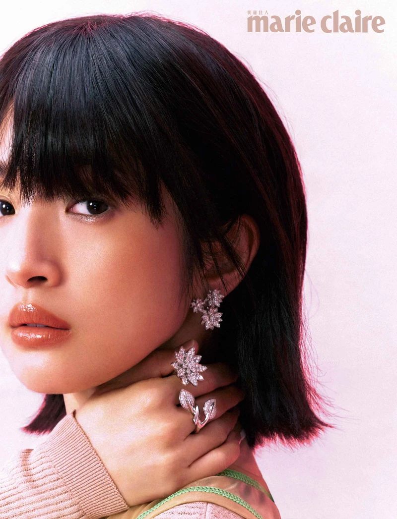 透視洋裝，Fendi。 白K金鑲鑽 Lotus 系列指間戒、18K白金鑲鑽 Lotus 系列耳環，all by Van Cleef & Arpels。