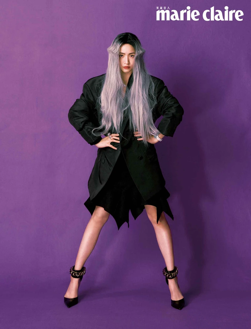 黑色針織洋裝、金屬鍊踝繫帶高跟鞋，both by Burberry；Oversized 西裝外套，Valentino。 18K白金鑲鑽Two Butterfly 吊墜、白K金鑲鑽 Lotus 系列指間戒、白K金鑲鑽 Lady Féerie 腕錶，all by Van Cleef & Arpels。