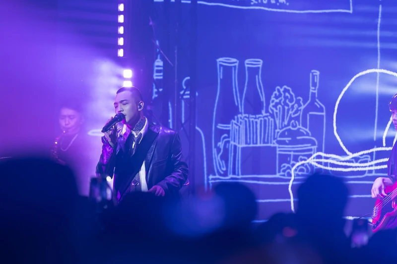 傻子與白痴團員在演出前送上領帶當蔡維澤生日禮物 傻子與白痴團員在演出前送上領帶當蔡維澤生日禮物