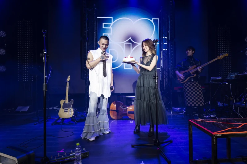 白安擔任傻子與白痴演唱會嘉賓,為蔡維澤慶生 白安擔任傻子與白痴演唱會嘉賓,為蔡維澤慶生