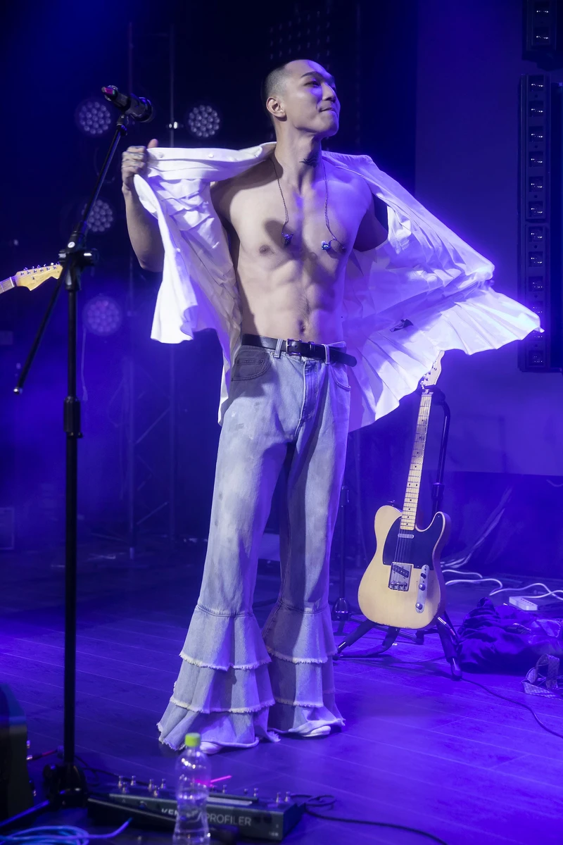 主唱蔡維澤在歌迷力拱下大方秀健身成果 主唱蔡維澤在歌迷力拱下大方秀健身成果