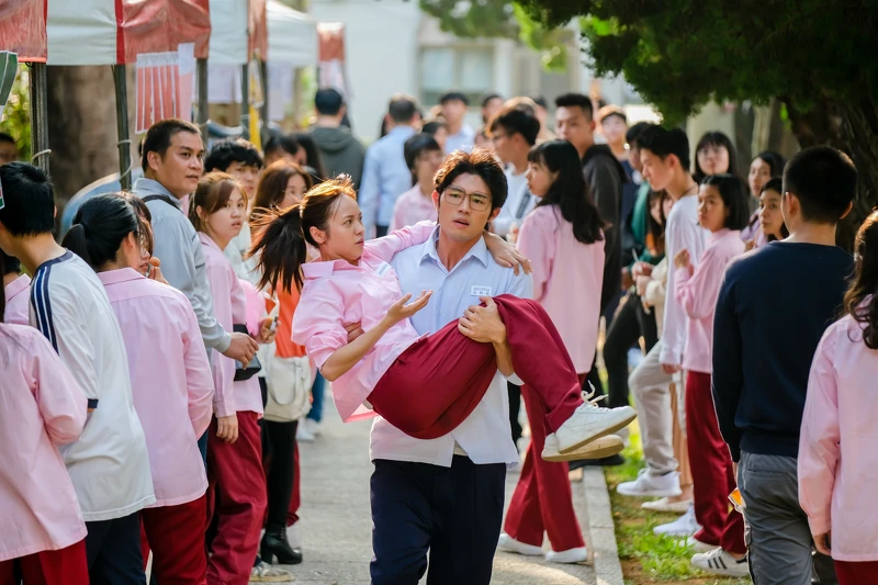 張耀仁英雄救美,公主抱黃姵嘉 張耀仁英雄救美,公主抱黃姵嘉