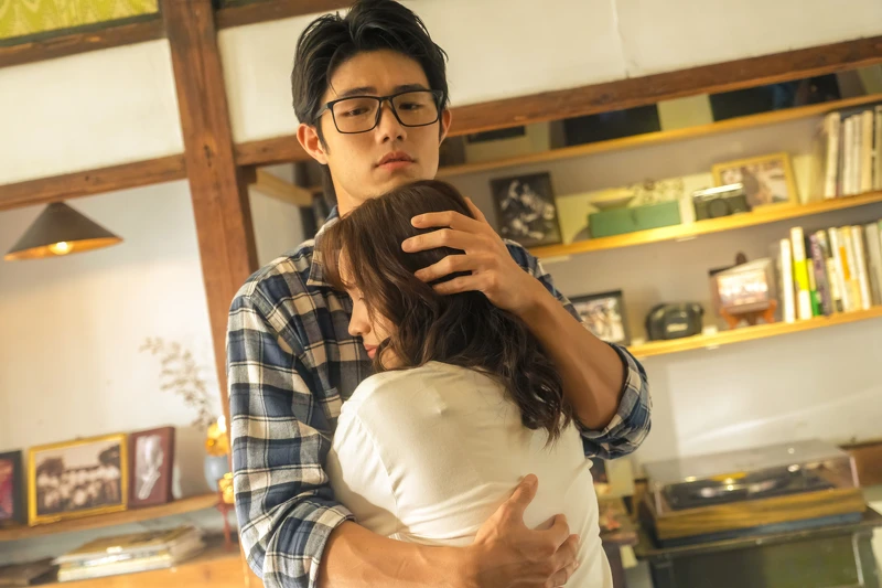 黃姵嘉用力緊抱前男友張耀仁 黃姵嘉用力緊抱前男友張耀仁