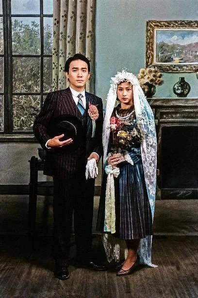 《悲情城市》中西合璧的迎親戲中,新娘辛樹芬身著典雅過膝洋裝,新郎梁朝偉則是三件式直條紋西裝 《悲情城市》中西合璧的迎親戲中,新娘辛樹芬身著典雅過膝洋裝,新郎梁朝偉則是三件式直條紋西裝