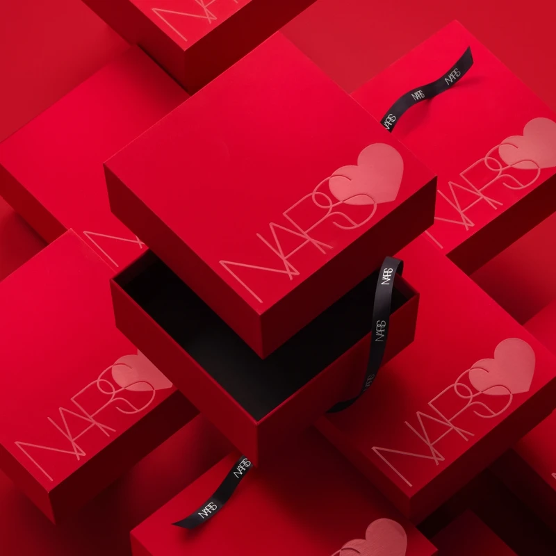 NARS官網與MOMO品牌旗艦館情人節獨家限定NARS限量情人節紅心禮盒。