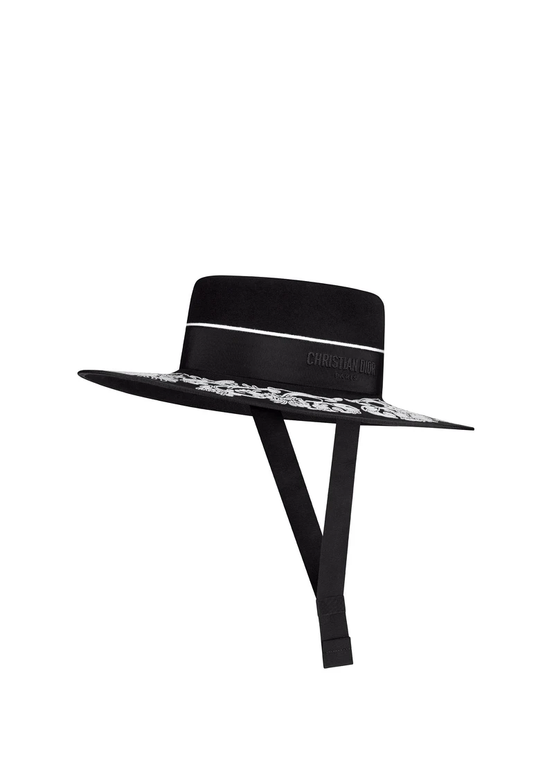 Dior 黑色兔毛刺繡馬術帽，NT62,000。