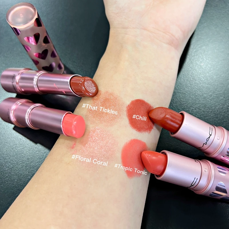主打色：時尚專業唇膏#Chili、#Tropic Tonic以及水漾果凍潤唇膏#That Tickles、#Floral Coral手部試色。