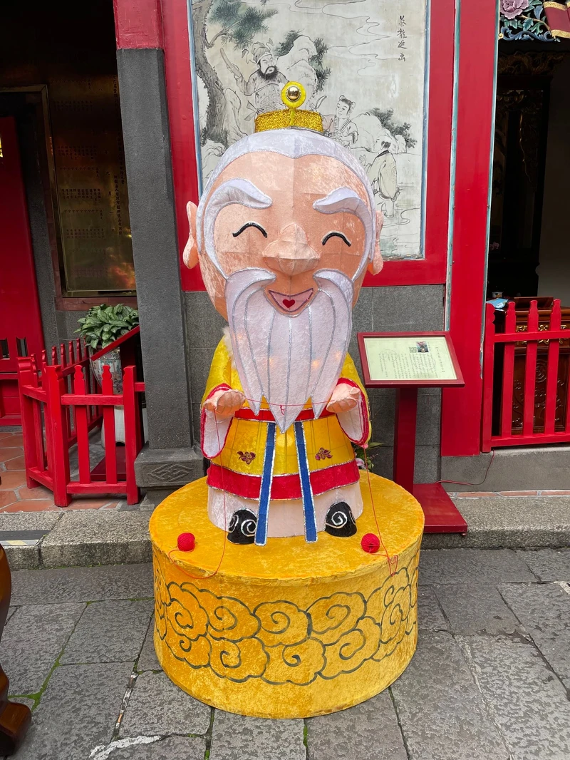 元宵節可拜月老求好桃花、好姻緣。（圖／翻攝自財團法人台北市艋舺龍山寺 Facebook粉絲專頁）