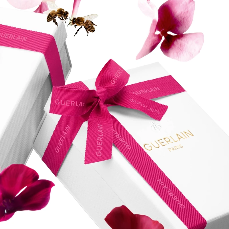 嬌蘭官網獨家限定情人節粉紅緞帶包裝禮盒情境圖。