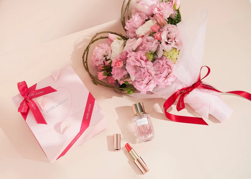 雅詩蘭黛2023情人於指定櫃點消費滿額加碼贈送限量「邱比特愛心花束」。