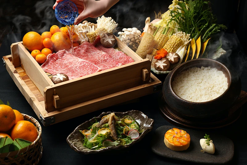 飯店地下三樓的三燔本家順勢推出「宮崎和牛金桔套餐」。 飯店地下三樓的三燔本家順勢推出「宮崎和牛金桔套餐」。