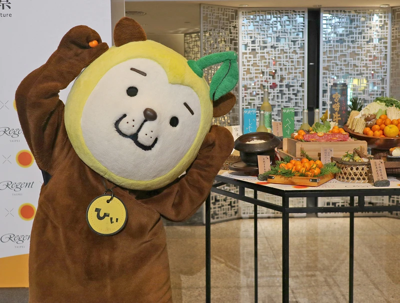 發表會現場更有宮崎縣吉祥物宮崎犬「ひぃ君(Hii kun)」炒熱氣氛。 發表會現場更有宮崎縣吉祥物宮崎犬「ひぃ君(Hii kun)」炒熱氣氛。