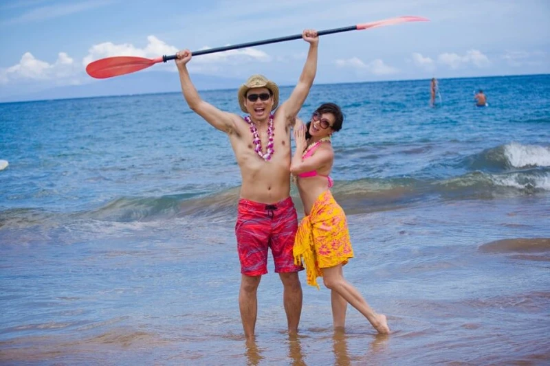 艾力克斯和詠嫺搭乘夏威夷航空前往茂宜島(Maui)度假。茂宜島是有"山谷之島"的熱帶天堂，以碧藍的太平洋海浪與沙灘吸引著成百萬的遊客，兩個人在島上可說是玩得不亦樂乎、欲罷不能！