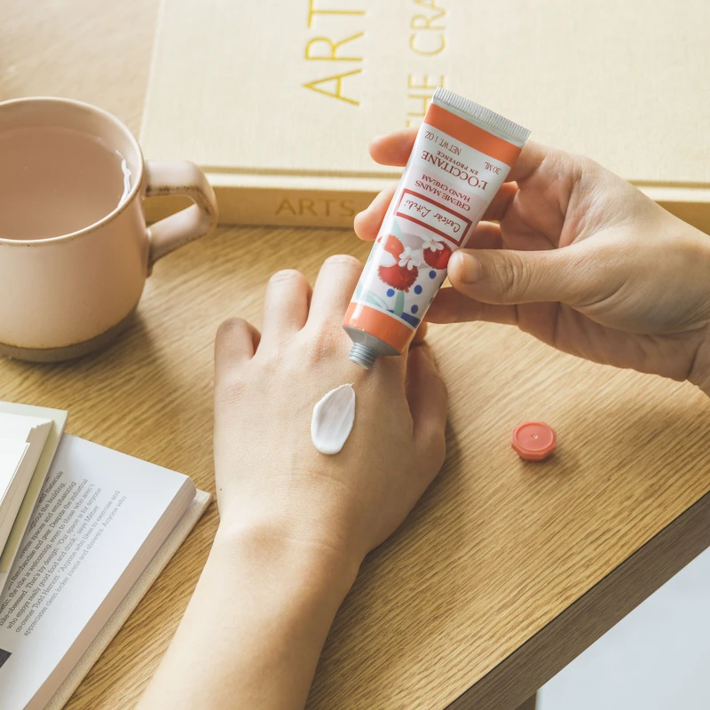 荔枝櫻花護手霜，30ml，NT. 400（限量）。