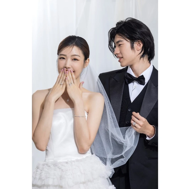 平口白色婚紗,韓國藝匠 Artiz Studio。