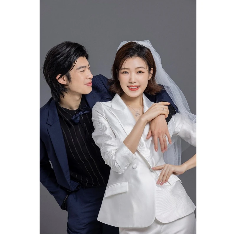 白色緞面西裝套裝,Jasmine Galleria Taipei;藍色調西裝外套,Paul Smith 白色緞面西裝套裝,Jasmine Galleria Taipei;藍色調西裝外套,Paul Smith