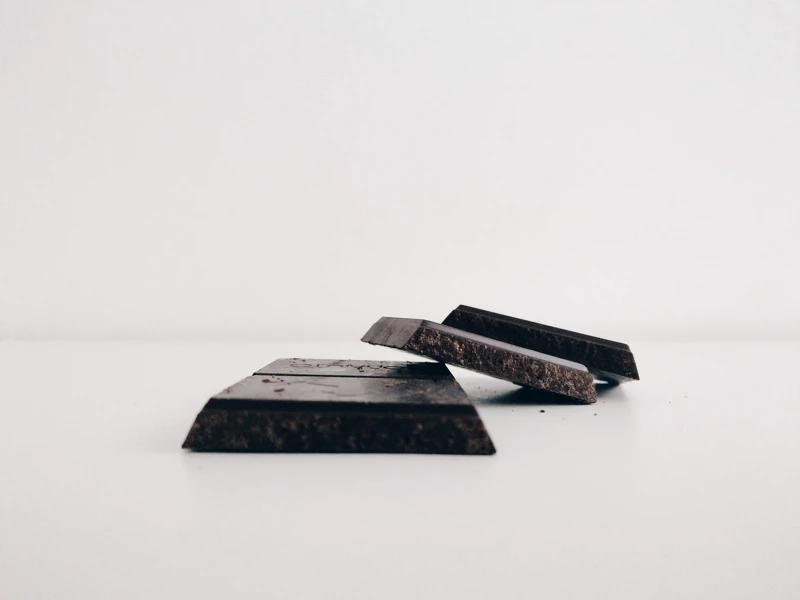 具有糖晶顆粒的質地及粗糙易碎的特性。