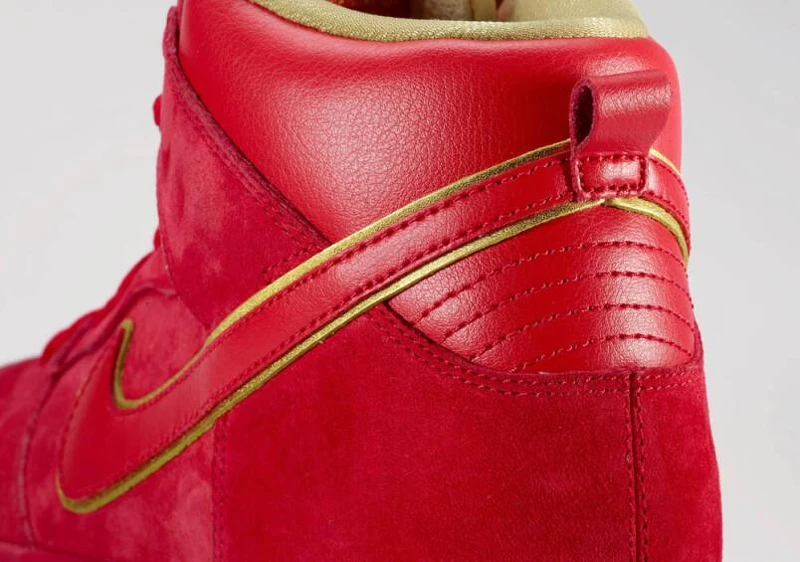 高筒的鞋領處採用皮革，確保鞋型挺立之餘更可提供額外保護