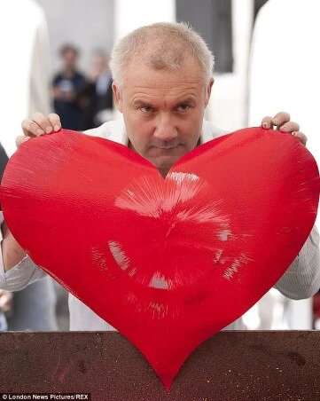 Damien Hirst是新一代英國藝術家的主要代表人物之一。他主導了90年代的英國藝術發展並享有很高的國際聲譽。 