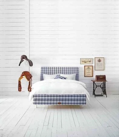 以製造馬鞍起家的Hastens，後專注於製造頂級床具，而Hastens的標誌-奔騰駿馬，是Hastens以手工製作馬鞍的紀念及見證