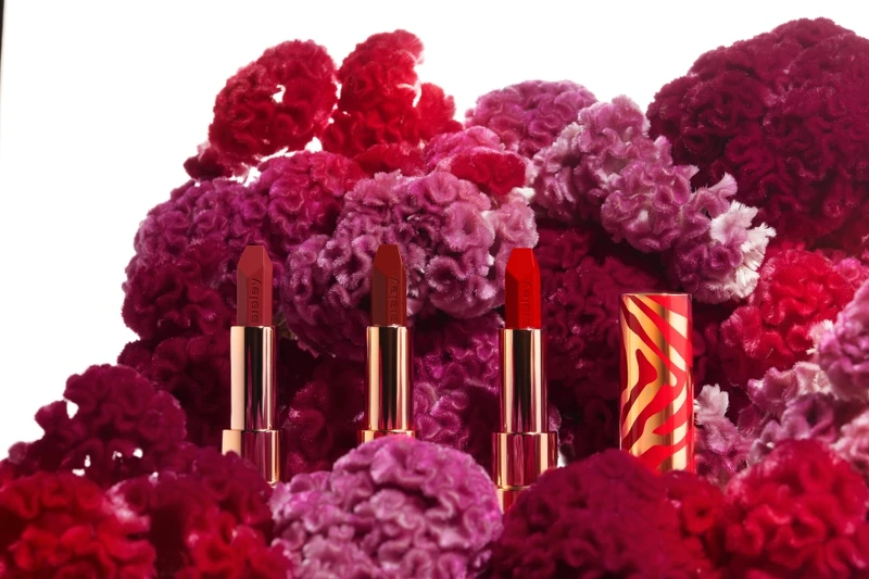 sisley植物絲絨持久唇膏城市經典紅唇系列情境圖。