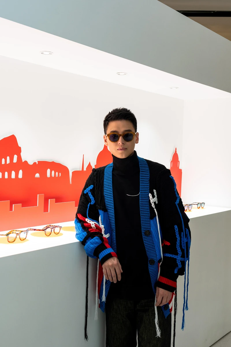 總策展人周世雄身著Jamie Wei Huang服飾與Sybaris墨鏡。 總策展人周世雄身著Jamie Wei Huang服飾與Sybaris墨鏡。