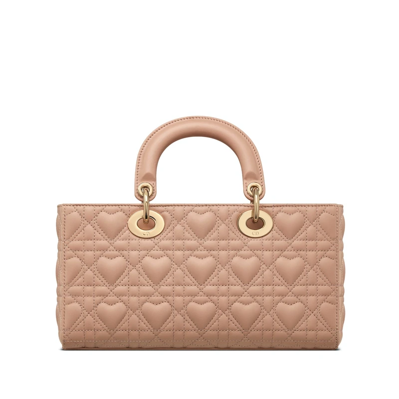 Dior Lady D-Joy玫瑰粉愛心籐格紋手提包,NT 150,000 Dior Lady D-Joy玫瑰粉愛心籐格紋手提包,NT 150,000