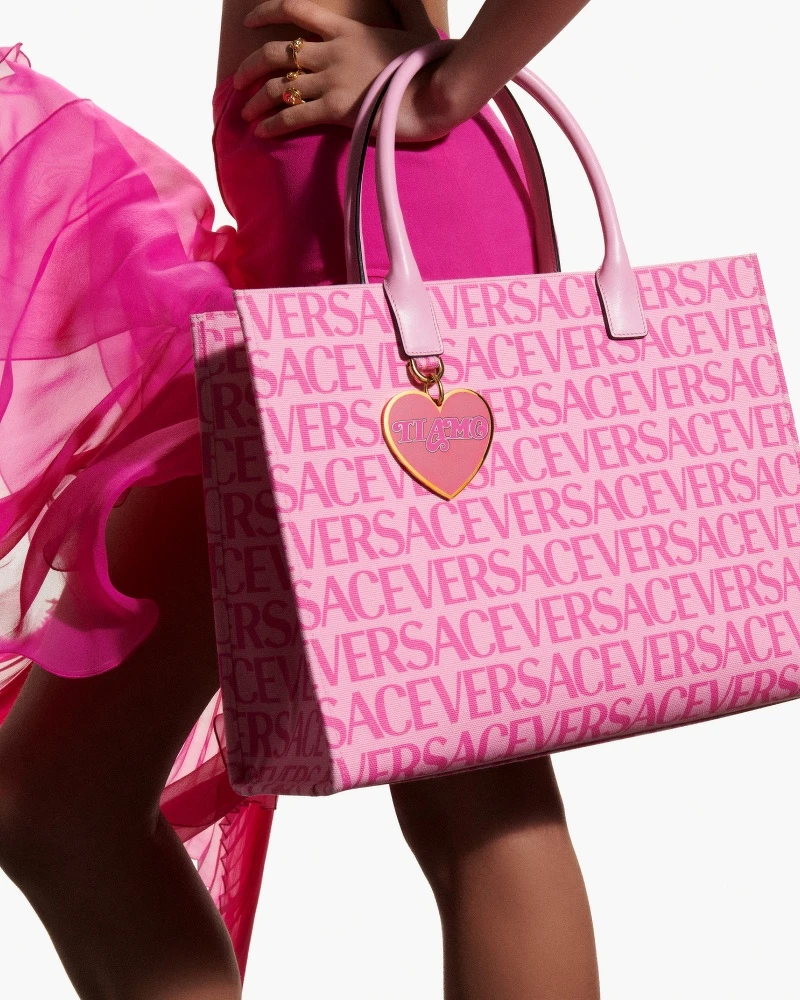 Versace Ti Amo Versace Allover 托特包,NT 62,000 Versace Ti Amo Versace Allover 托特包,NT 62,000