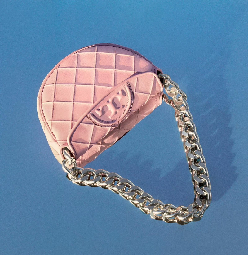 Tory Burch櫻花粉Fleming軟皮迷你月牙包,NT 22,900 Tory Burch櫻花粉Fleming軟皮迷你月牙包,NT 22,900