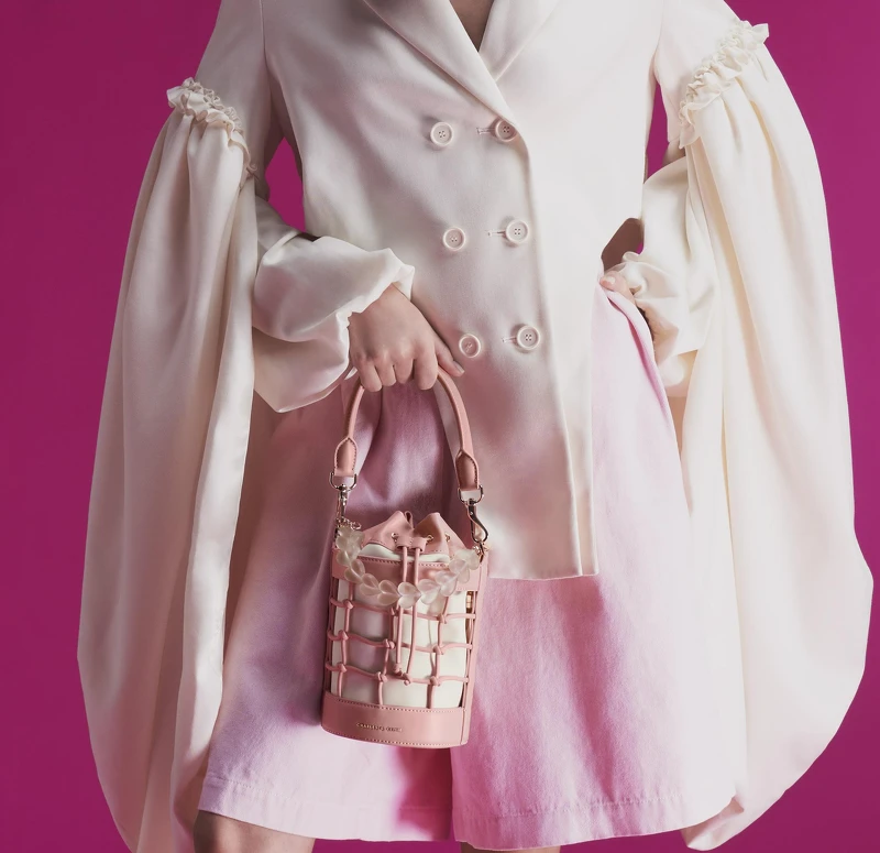 Charles & Keith愛心墜鍊兩用水桶包,NT 2,990 Charles & Keith愛心墜鍊兩用水桶包,NT 2,990