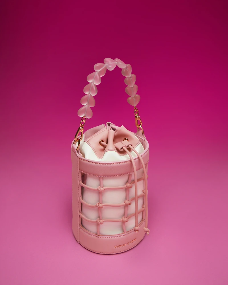 愛心墜鍊兩用水桶包,NT 2,990 愛心墜鍊兩用水桶包,NT 2,990