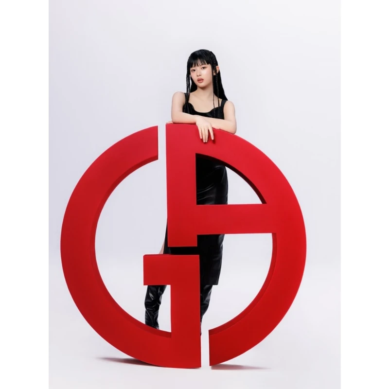 亞曼尼全球彩妝大使Hanni形象照。