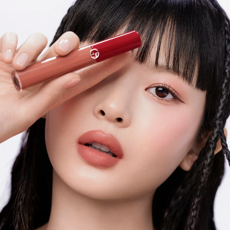 亞曼尼全球彩妝大使Hanni演繹奢華絲絨訂製唇萃#214。