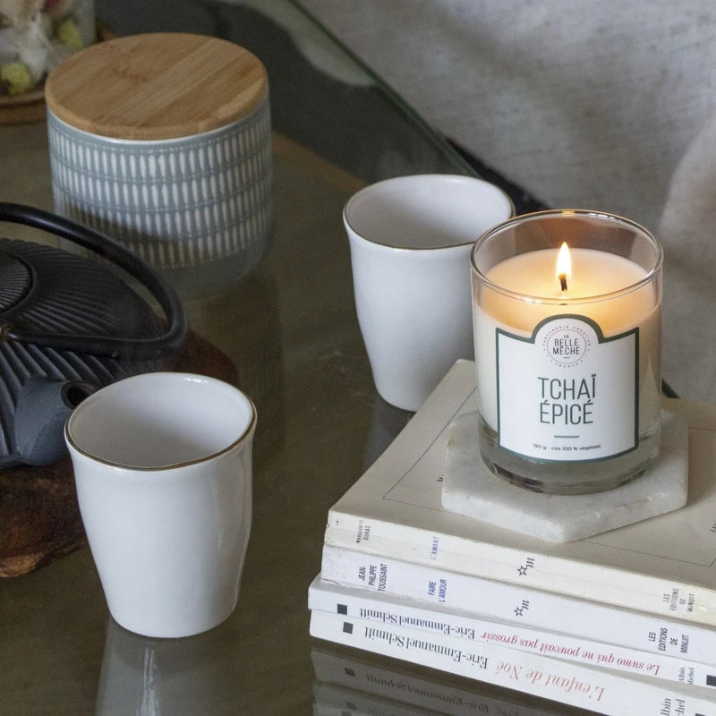 La Belle Mèche香料薰茶香氛蠟燭,清新茶香揉合甜橙恬靜氣息,帶出獨特的辛香調、煙燻木香,呈現出溫潤而舒心的豐富香氣。 La Belle Mèche香料薰茶香氛蠟燭,清新茶香揉合甜橙恬靜氣息,帶出獨特的辛香調、煙燻木香,呈現出溫潤而舒心的豐富香氣。