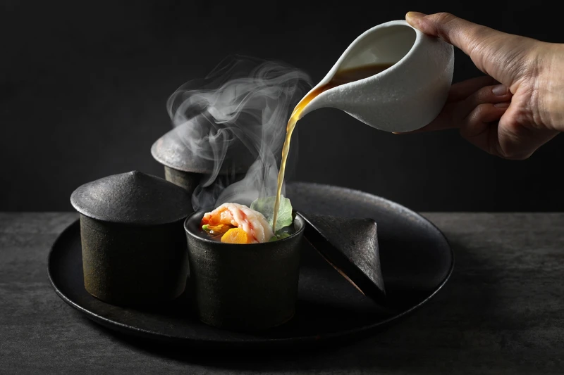 主廚熱愛台灣品茶文化,因此料理多以茶發想並融入菜色。 主廚熱愛台灣品茶文化,因此料理多以茶發想並融入菜色。