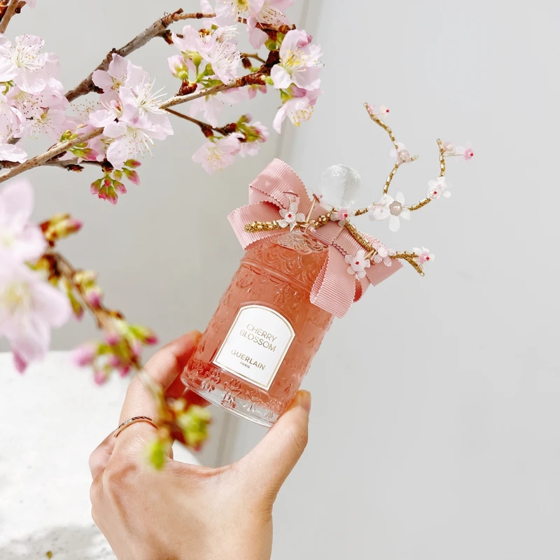 嬌蘭花冠粉櫻淡香水金絲飾繡蜂印瓶125ml+20ml,NT28,000 嬌蘭花冠粉櫻淡香水金絲飾繡蜂印瓶125ml+20ml,NT28,000