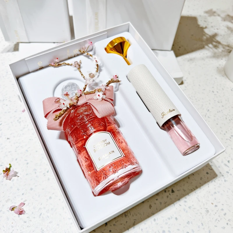 嬌蘭花冠粉櫻淡香水金絲飾繡蜂印瓶125ml+20ml,NT28,000 嬌蘭花冠粉櫻淡香水金絲飾繡蜂印瓶125ml+20ml,NT28,000