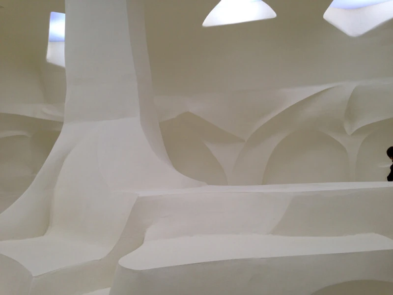 Dior 2014春夏秀場布置得像是女性私人沙龍令人聯想起白角現代主義 (white angular Modernism) 的法國中世紀室內建築。