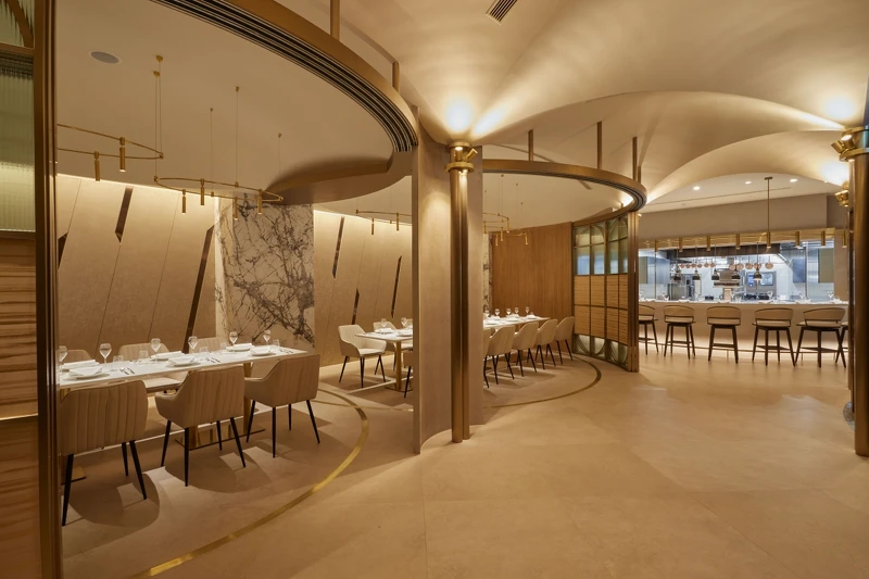 以現代線條重現義式經典建築構造。 以現代線條重現義式經典建築構造。