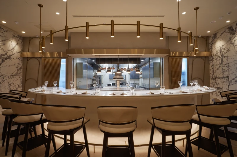 開放式的廚房為整個餐廳空間重心,並設有吧檯用餐區。 開放式的廚房為整個餐廳空間重心,並設有吧檯用餐區。