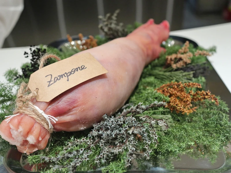 義式豬蹄香腸 Zampone 也由主廚親手製作。 義式豬蹄香腸 Zampone 也由主廚親手製作。