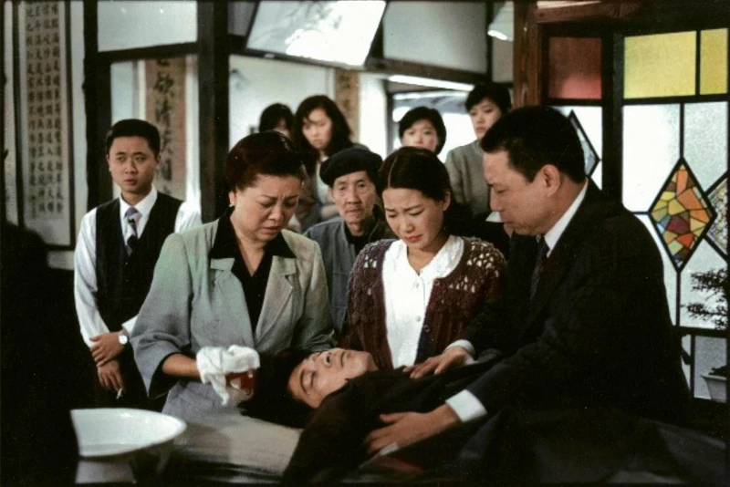 邰智源(左一)客串《悲情城市》與主演陳松勇、高捷、陳淑芳、李天祿等人同框 邰智源(左一)客串《悲情城市》與主演陳松勇、高捷、陳淑芳、李天祿等人同框