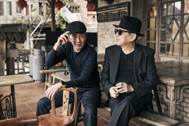 高捷、太保特別戴了拍《悲情城市》時的款式帽子,模擬當年兩人留下的經典劇照 高捷、太保特別戴了拍《悲情城市》時的款式帽子,模擬當年兩人留下的經典劇照