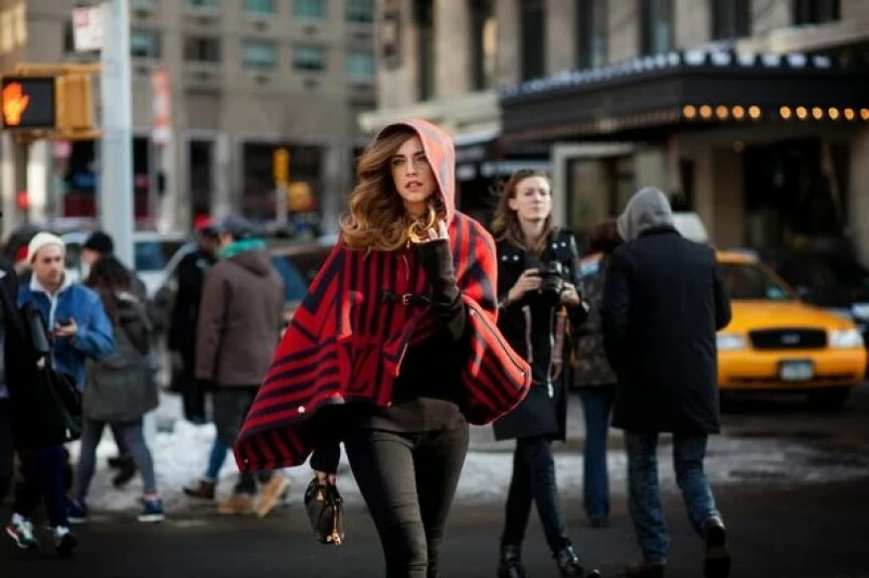 義大利知名時尚部落客Chiara Ferragni披著斗篷出現在了街拍攝影師的鏡頭裡! 義大利知名時尚部落客Chiara Ferragni披著斗篷出現在了街拍攝影師的鏡頭裡!