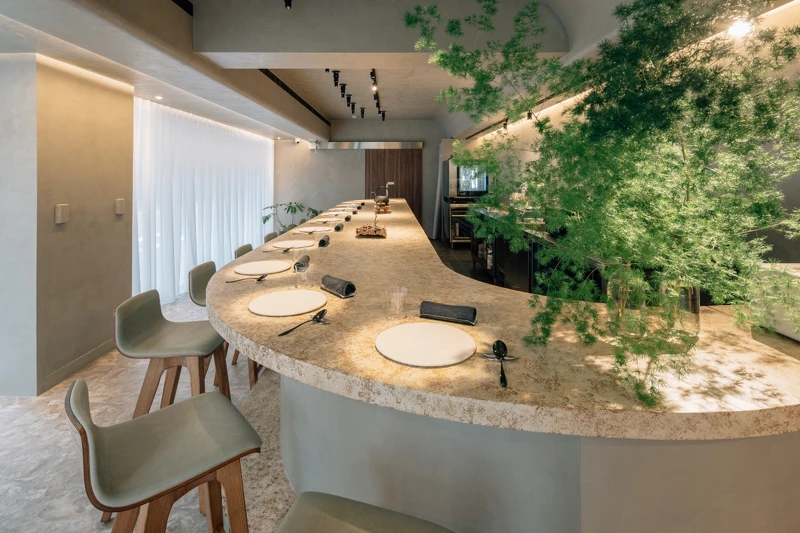 空間重心為緊鄰廚房空間的長型吧台。