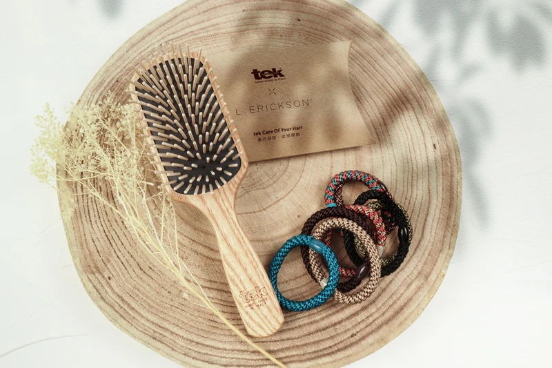 tek × L. ERICKSON推出聯名髮飾梳組,從梳具到髮圈都對髮絲、頭皮友善,高彈力不咬頭髮。 tek × L. ERICKSON推出聯名髮飾梳組,從梳具到髮圈都對髮絲、頭皮友善,高彈力不咬頭髮。