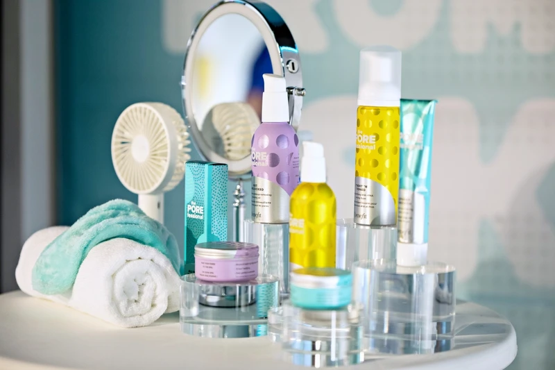 benefit嘖嘖稱齊之零孔慌毛孔保養品系列巴黎發佈會現場。 benefit嘖嘖稱齊之零孔慌毛孔保養品系列巴黎發佈會現場。