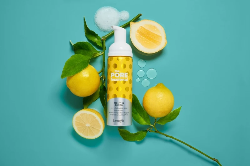 benefit平易淨人煥顏晶透泡泡化妝水情境圖。 benefit平易淨人煥顏晶透泡泡化妝水情境圖。